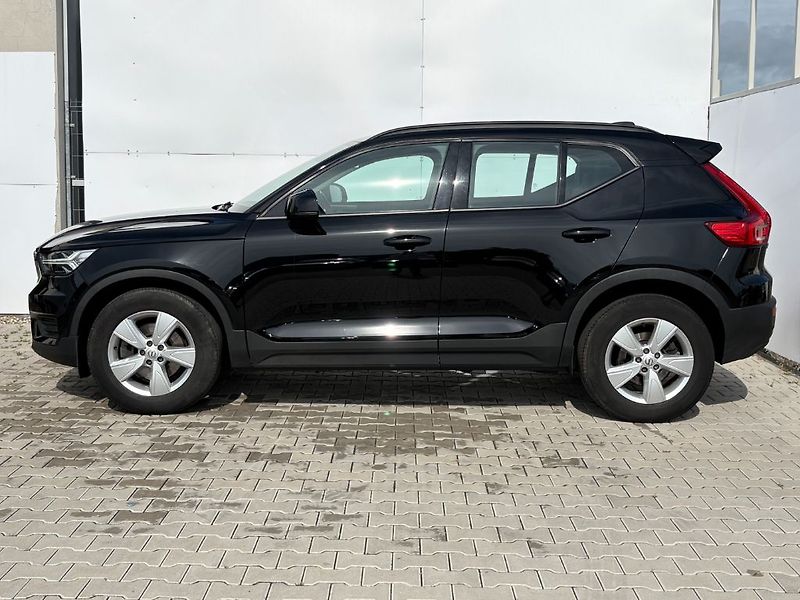 Volvo XC40 Momentum core T2 95kW - fotka 5 z 23