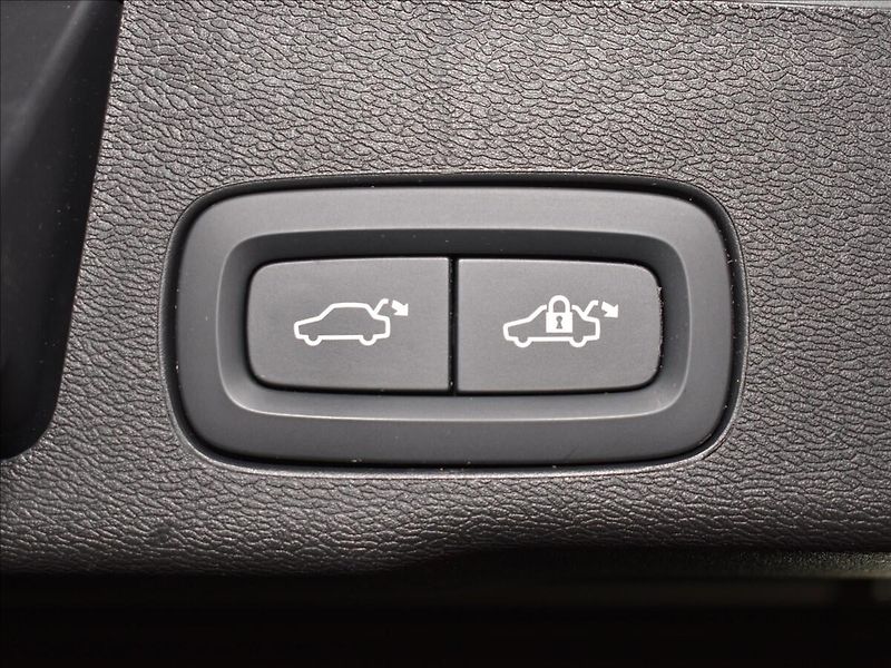 Volvo XC60 2,0 T6 AWD PLUS Black Edition - fotka 11 z 26