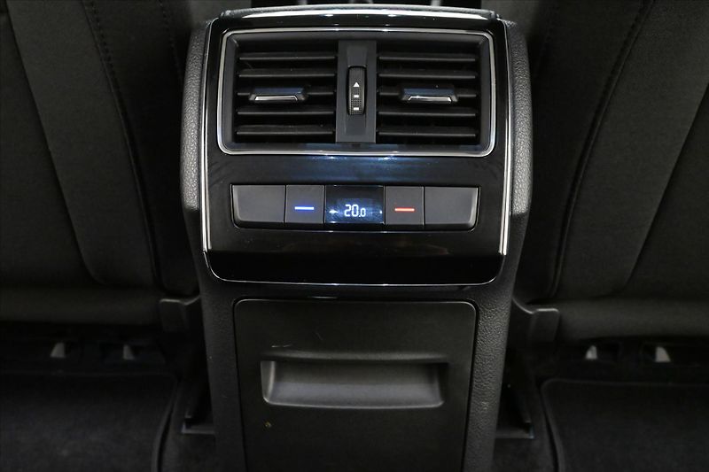 Škoda Superb 2,0 TDI 110 kW DSG Style Záruk - fotka 21 z 30