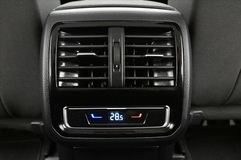 Volkswagen Passat 2,0 TDI 110 kW DSG Business Zá - fotka 22 z 31