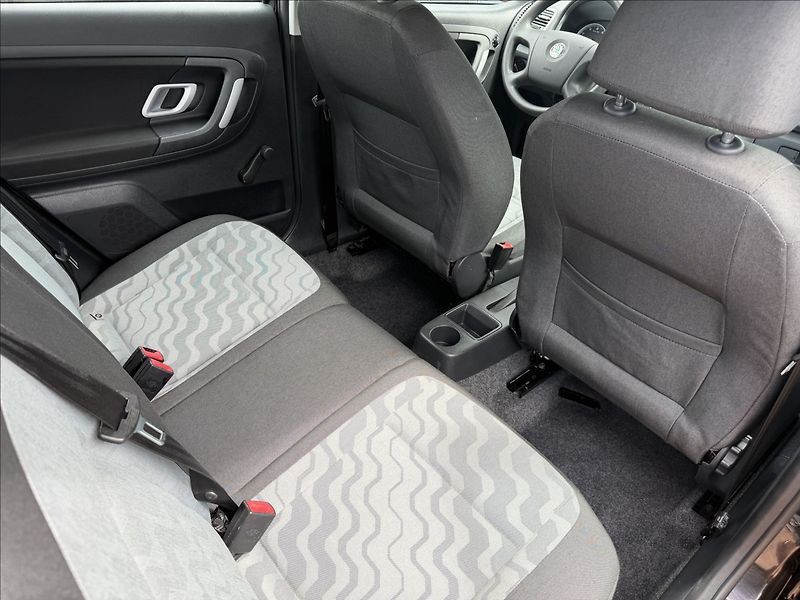 Škoda Fabia II 1.2 HTP Ambiente - fotka 16 z 17