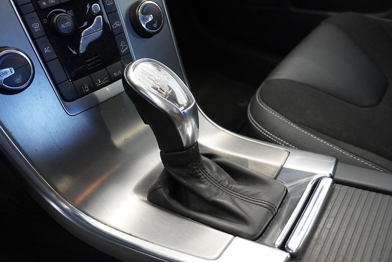Volvo XC60 D4 AWD MOMENTUM AUT. - fotka 14 z 26