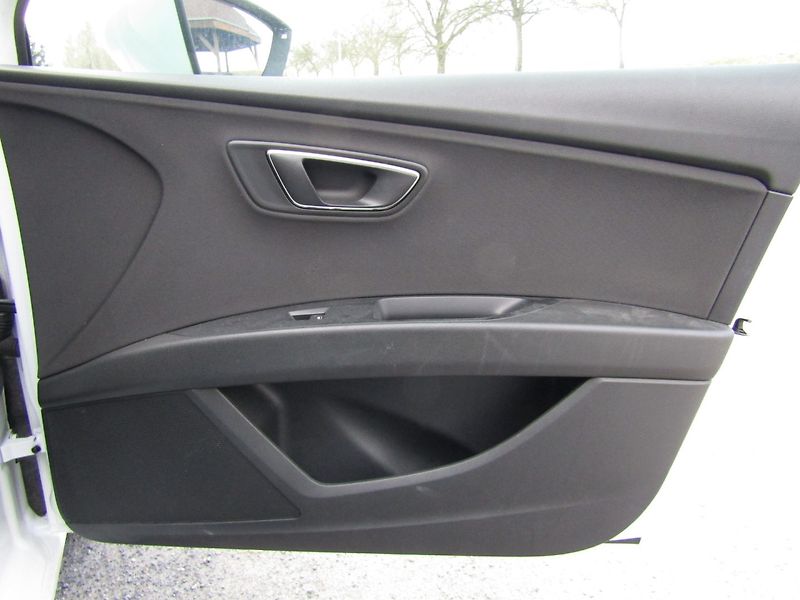 Seat Leon (2014) 16 TDI 77kW - fotka 26 z 35