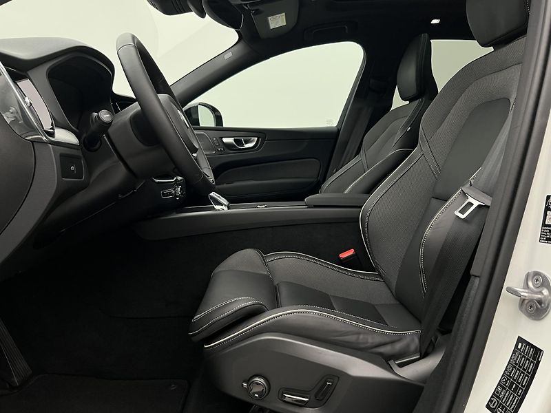 Volvo XC60 B5 AWD BLACK EDITION PLUS AUT  - fotka 3 z 45