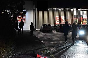 Chodci by měli být opatrní i na parkovištích před obchody. Pro řidiče se často stávají neviditelnými.