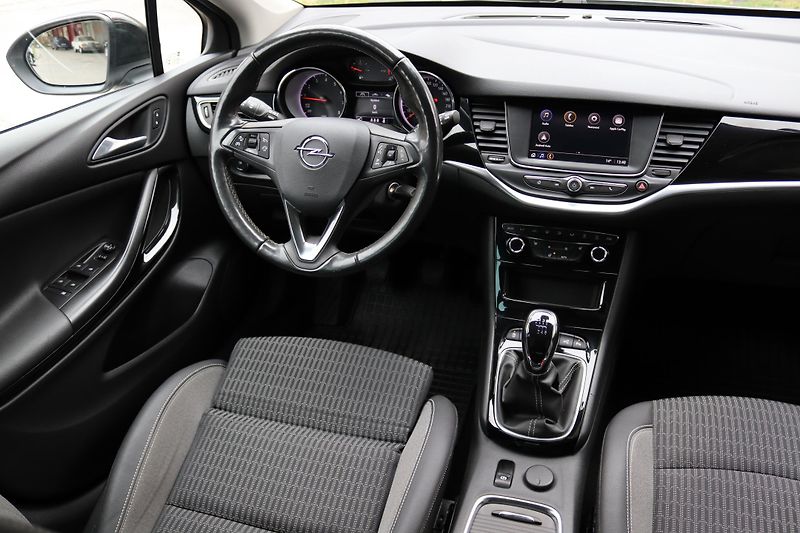 Opel Astra SPORTS TOURER+ 1.2 81kW - fotka 38 z 50
