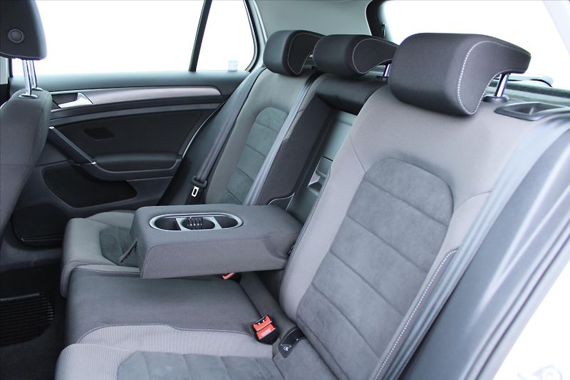 Volkswagen Golf 1.0 TSI 85kW COMFORTLINE ČR - fotka 10 z 26