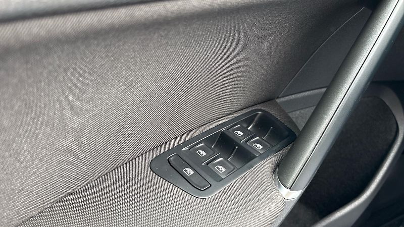 Volkswagen Golf (2019) 1.6 TDI REZERVNÍ KOLO - fotka 16 z 22