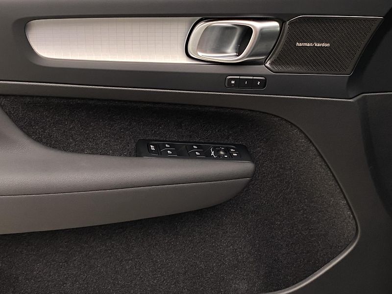 Volvo XC40 (2026) B3 AUT DARK PLUS - fotka 24 z 60