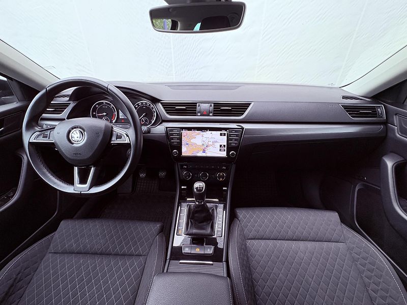 Škoda Superb Combi 1.6 TDI STYLE 88 kW M6F - fotka 11 z 30