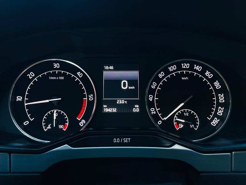 Škoda Superb 2.0TDI 1MAJITEL TAŽNÉ SERVISKA - fotka 43 z 44