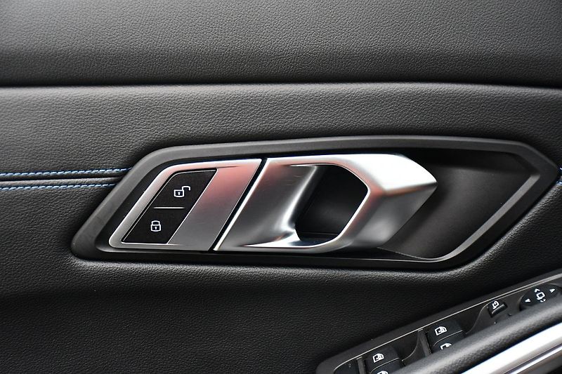 BMW Řada 3 320d xDrive M-SPORT   - fotka 28 z 64