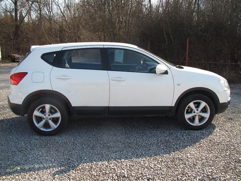Nissan Qashqai 1.6 - fotka 7 z 16