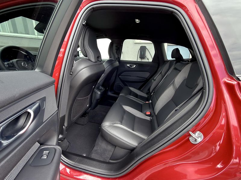 Volvo XC60 B5 AWD (benzín) // PLUS DARK - fotka 14 z 48