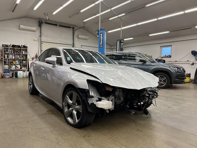 Lexus IS 300h 2.5l 133 kW - fotka 1 z 19