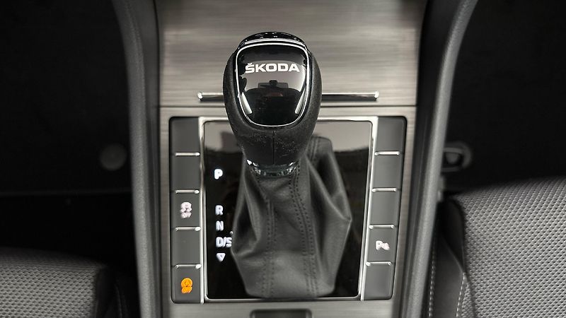 Škoda Superb 2.0 TDI DSG Style Combi - fotka 23 z 26