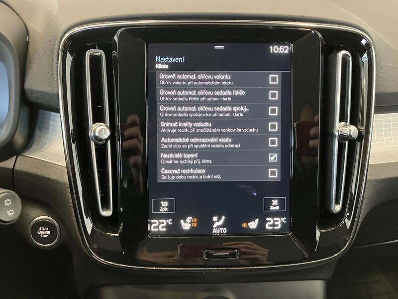 Volvo XC40 B4 Momentum Advance AT8 - fotka 37 z 41