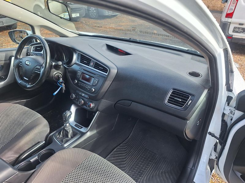 Kia Ceed (2015) 1.4 Crdi  - fotka 16 z 21