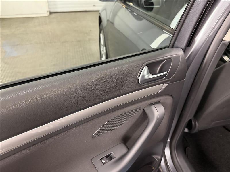 Volkswagen Golf 1,6 TDi 77 KW DSG NAVI PDC - fotka 26 z 31