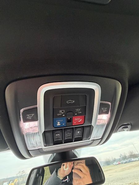Dodge RAM (2020) 2500 6,4 L HEMI LIFTED - fotka 39 z 48