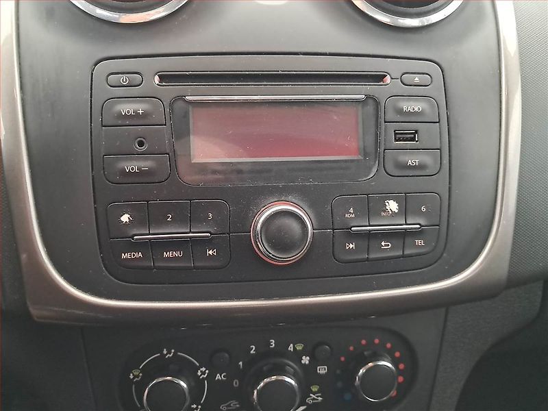 Dacia Sandero (2013) 1.2 16V, ČR,1.maj, nová STK - fotka 12 z 15