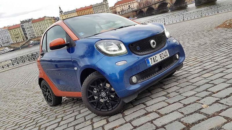S elektrickým Smartem můžete za stovku zaparkovat i v centru Prahy. Jinde je ale tahle výhoda k ničemu.