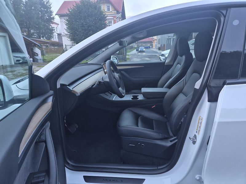 Tesla Model Y RWD 220kw TZ SOH 93,1 % - fotka 11 z 50