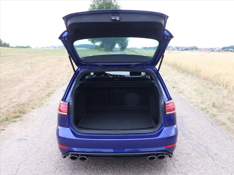 Volkswagen Golf R 2,0 TSI 228kW 4M DSG Virtual - fotka 9 z 37