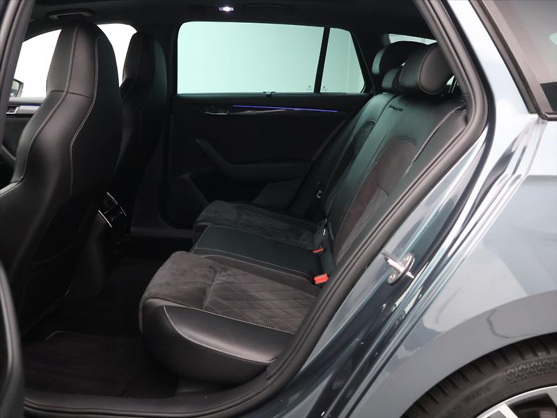 Škoda Superb 2,0 TDI 140kW DSG Sportline 4x - fotka 14 z 31
