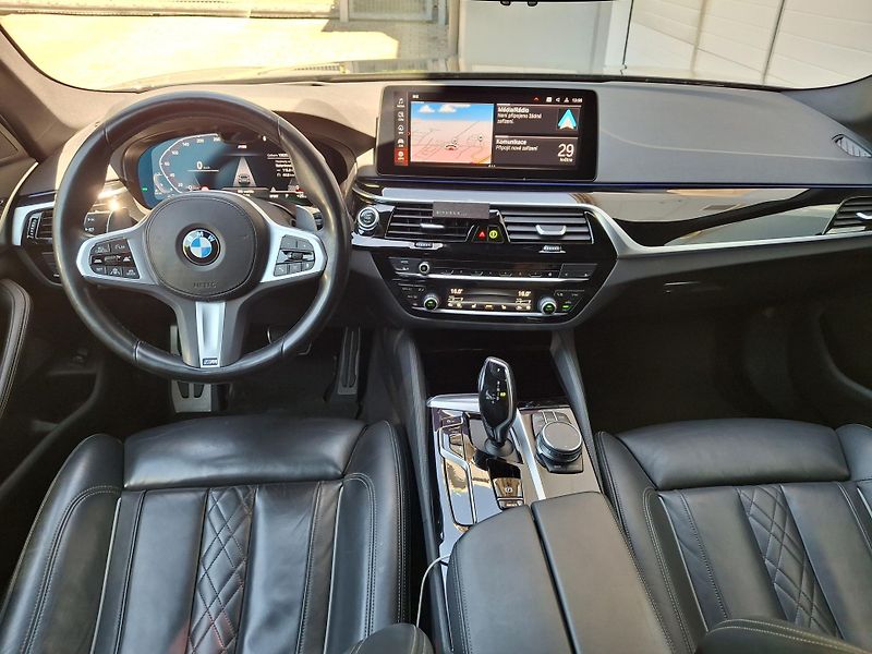 BMW Řada 5 540d xDrive Touring M-Sport - fotka 9 z 16