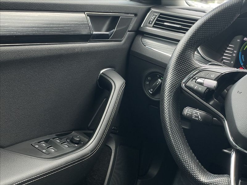 Škoda Superb 1,4 TSI DSG Style ACC+NAVI  iV - fotka 14 z 24
