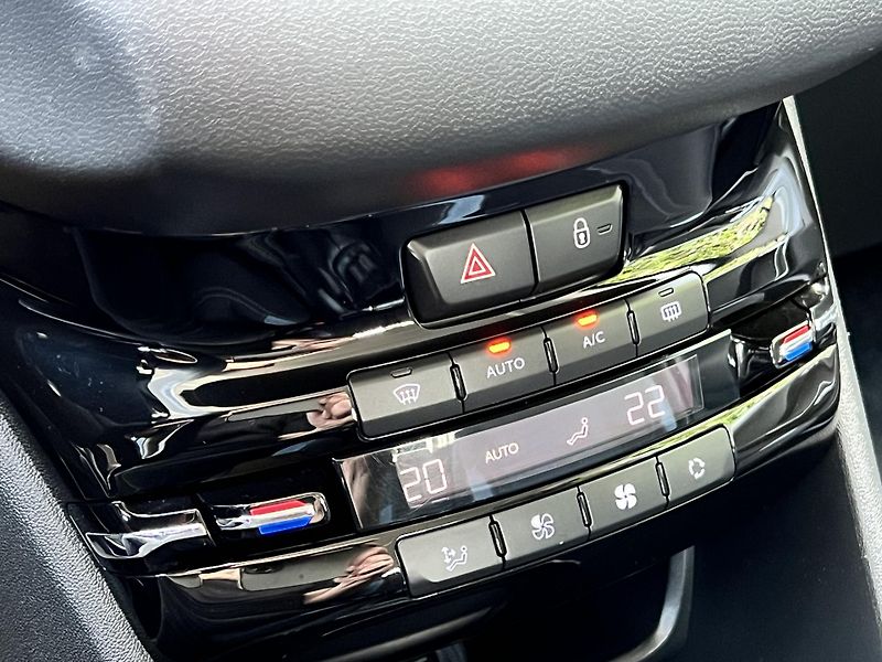 Peugeot 208 1.2i KLIMA PANORAMA TEMPOMAT - fotka 22 z 44