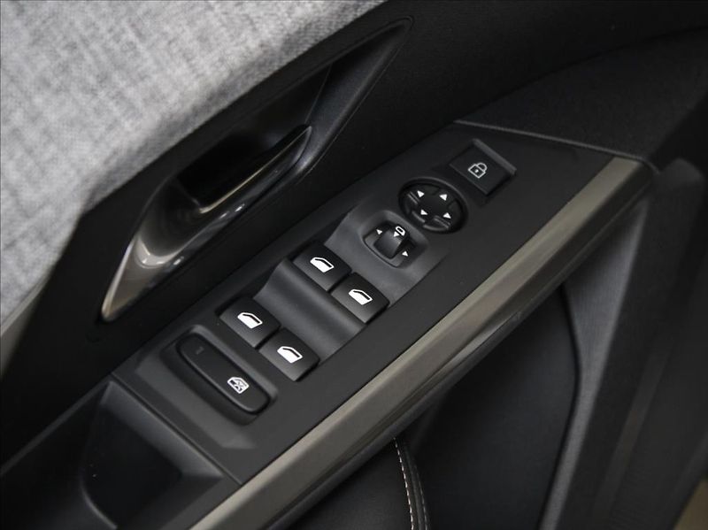 Peugeot 5008 1,2 Hybrid Allure 20tkm. ČR - fotka 20 z 28