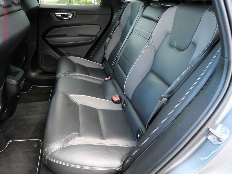 Volvo XC60 (2019) 2.0 D 4x4, R-design, AT, LED - fotka 10 z 24
