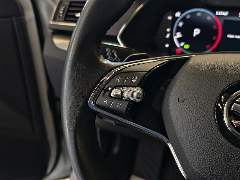 Škoda Superb 2.0 TDi DSG STYLE, ACC, KAMERA - fotka 18 z 25