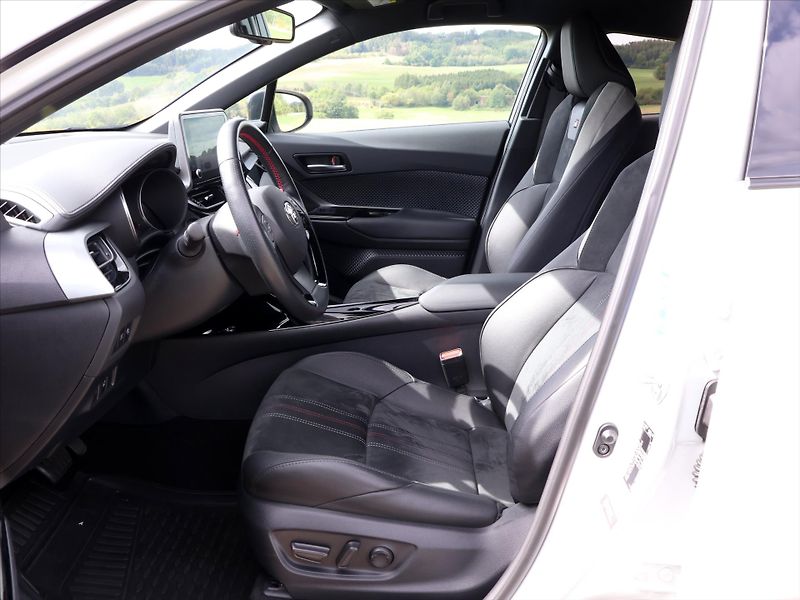 Toyota C-HR 2,0 Hybrid 112kW GR Sport CZ - fotka 11 z 35