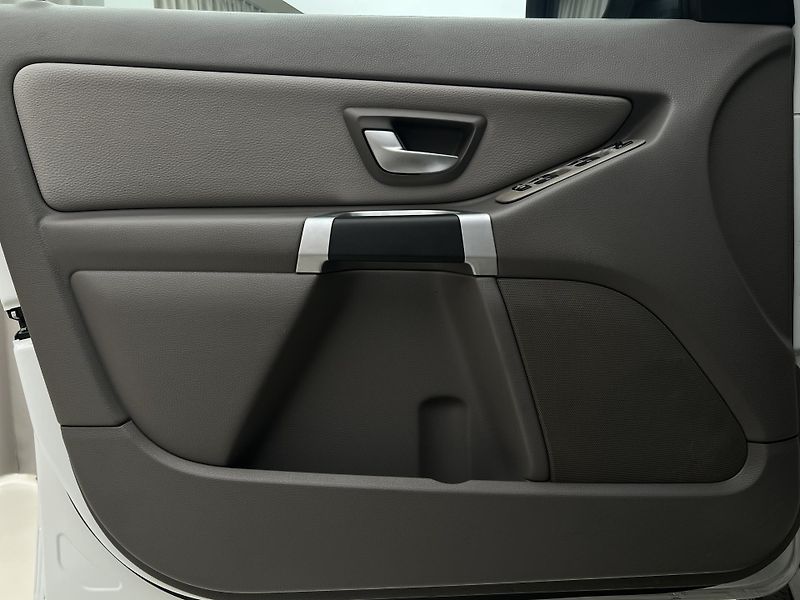 Volvo XC90 D5 AWD SUMMUM - fotka 7 z 30