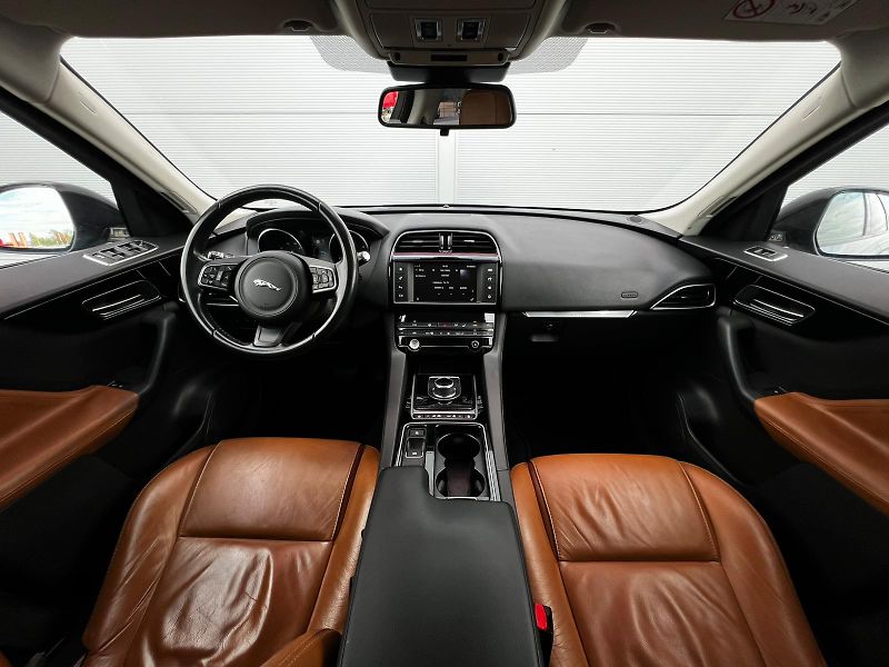 Jaguar F-Pace 20d Aut. Prestige AWD PANO TZ  - fotka 9 z 25