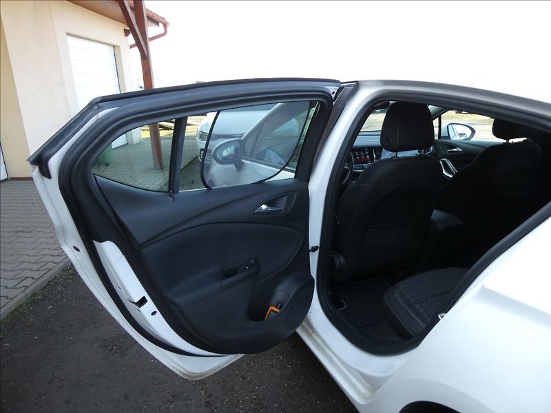 Opel Astra 1,6 CDTi 81kW,2x kola,serviska - fotka 17 z 40