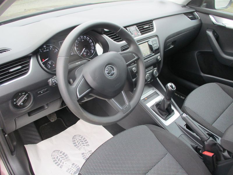 Škoda Octavia 1.2TSi 81kW AMB VÝHŘEV 2x PNEU - fotka 15 z 48
