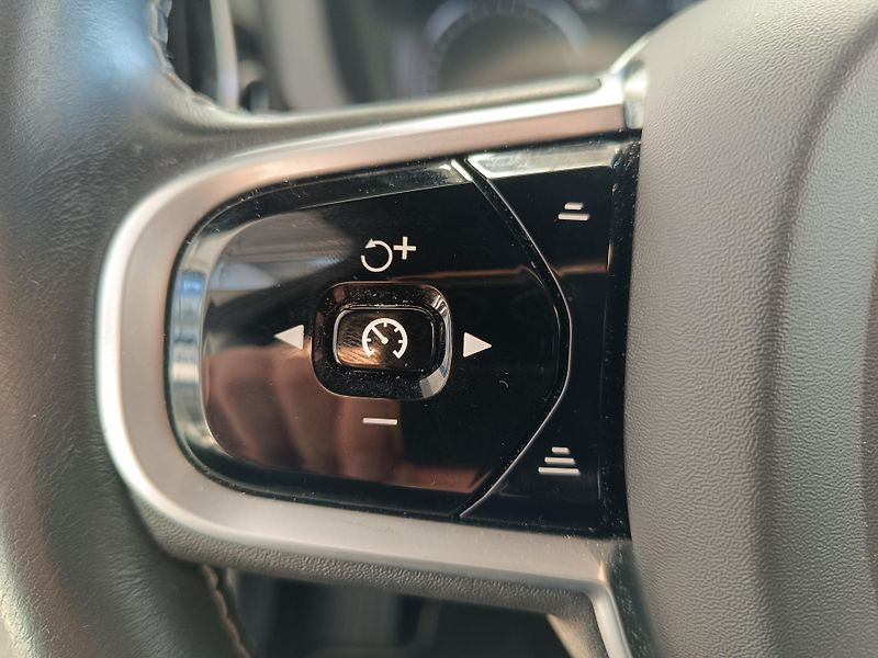 Volvo XC60 (2020) 2.0 B5 AWD 173kW R-Design AT - fotka 12 z 20