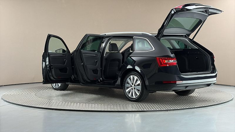 Škoda Superb 2.0 TDI DSG Style Combi - fotka 7 z 30