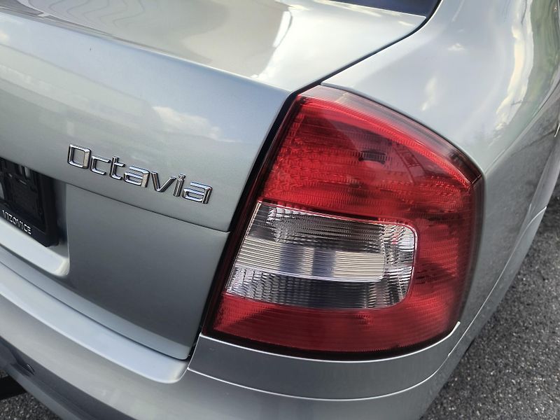 Škoda Octavia (2009) 1.6 MPi 75KW/AC/PC/PDC/TAŽNÉ - fotka 11 z 47
