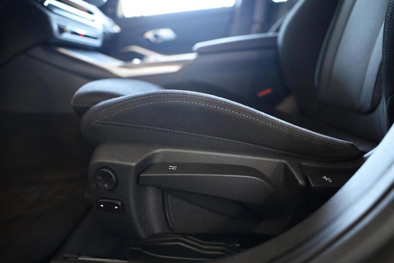 BMW Řada 3 330d xDrive Touring - fotka 24 z 28
