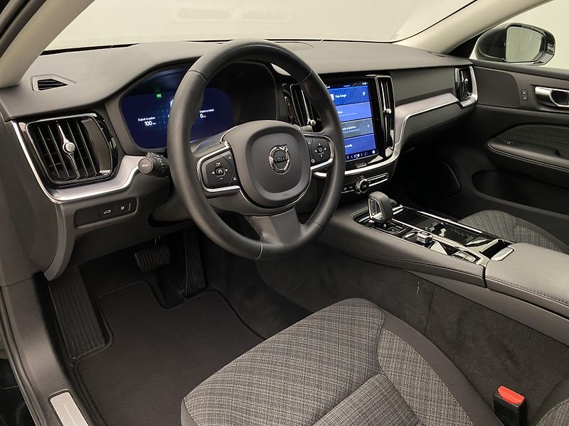 Volvo V60 T6 AWD RECHARGE CORE REZERVACE - fotka 4 z 45
