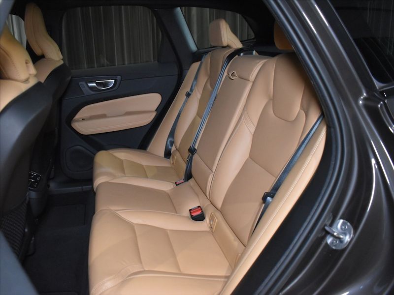 Volvo XC60 2,0 B4 AWD Ultimate tažné,pano - fotka 9 z 28