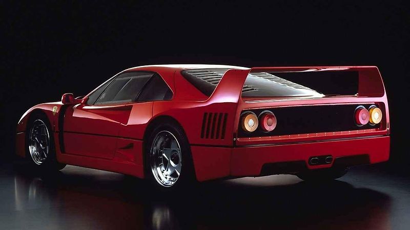 Enzo Ferrari, přezdívaný il Commendatore, byl známý svou soutěživostí a neochotou dělat kompromisy v kvalitě svých vozů.