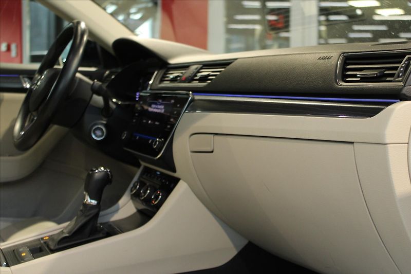 Škoda Superb TDi DSG 4x4 Style Combi - fotka 26 z 34