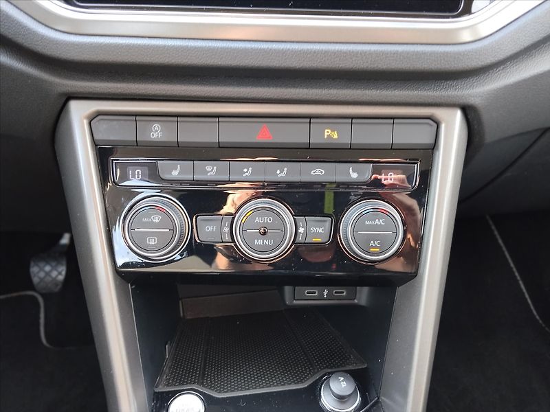 Volkswagen T-Roc 1,5   1,5TSI 110Kw - fotka 16 z 31