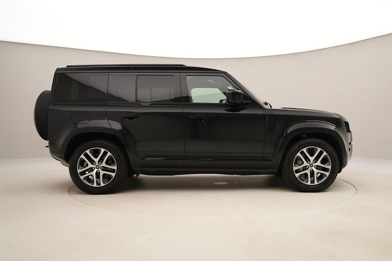 Land Rover Defender 110 D300 X-DYNAMIC SE AWD CZ - fotka 13 z 52